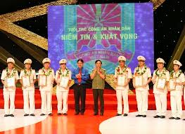 ຍ້ອງຍໍ ”ຊາວໜຸ່ມຕຳຫຼວດທີ່ດີເດັ່ນໃນການປະຕິບັດຕາມຄຳສັ່ງສອນຂອງລຸງໂຮ່”